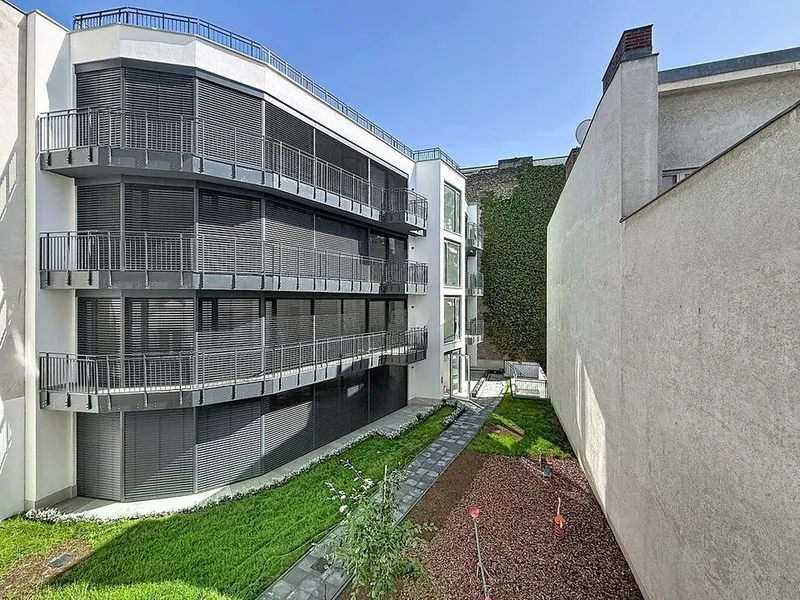 Erstbezug in bester Charlottenburger Lage | Ruhiges 2-Zimmer-Apartment im Innenhof — photo 1